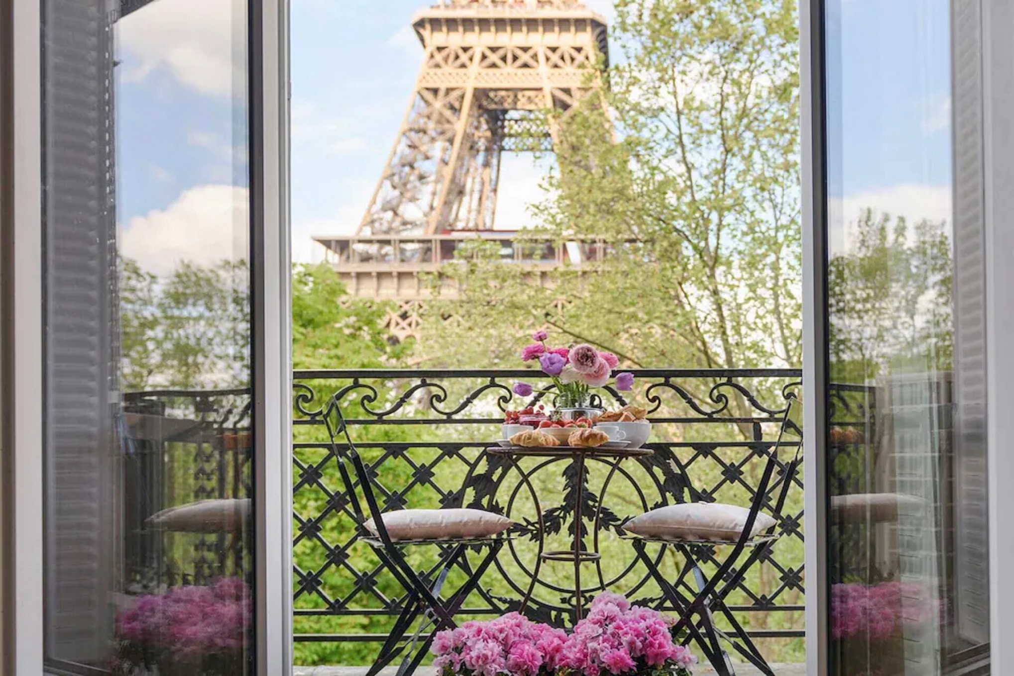 Eiffel Tower View Apartment