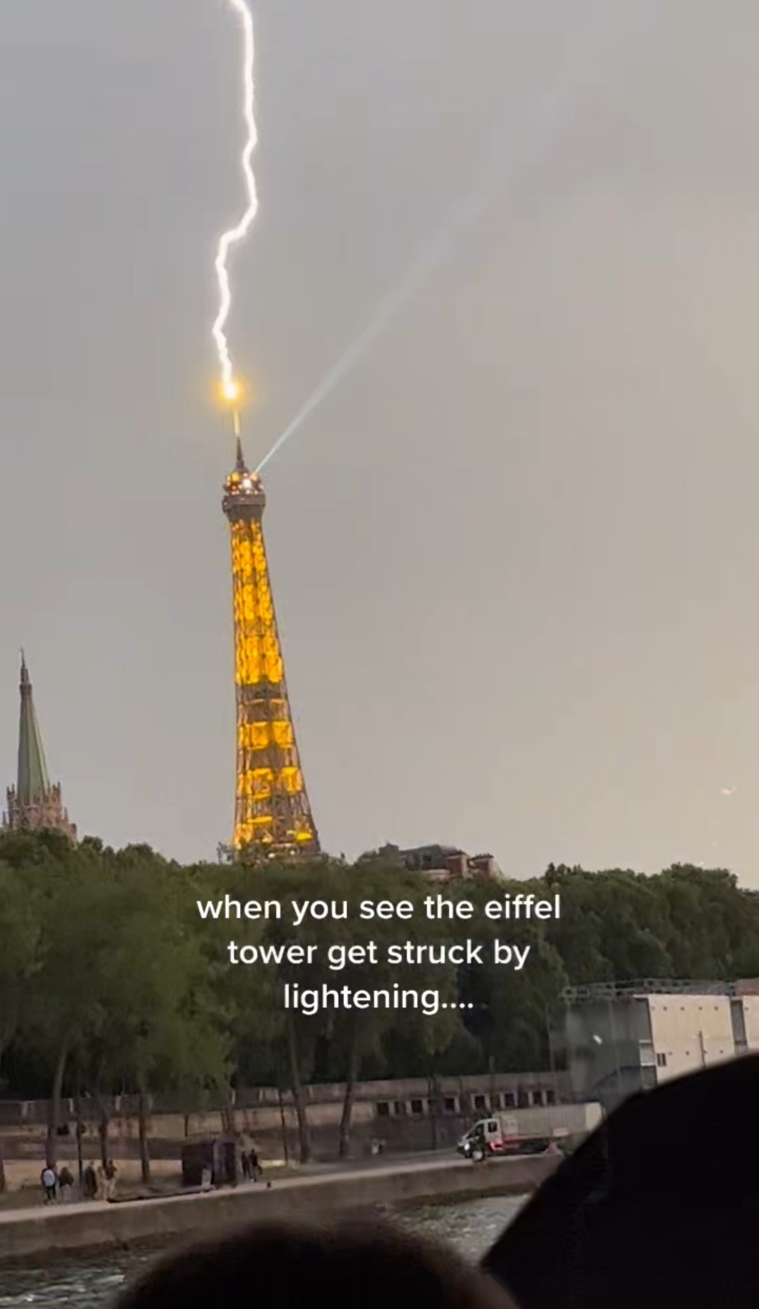 eoffel tower struck by lightening 1